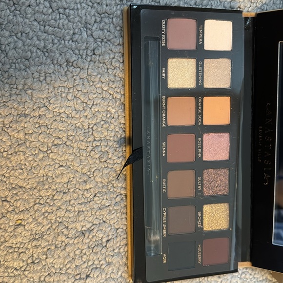 Anastasia Beverly Hills Soft Glam Eyeshadow Palette - Picture 3 of 5